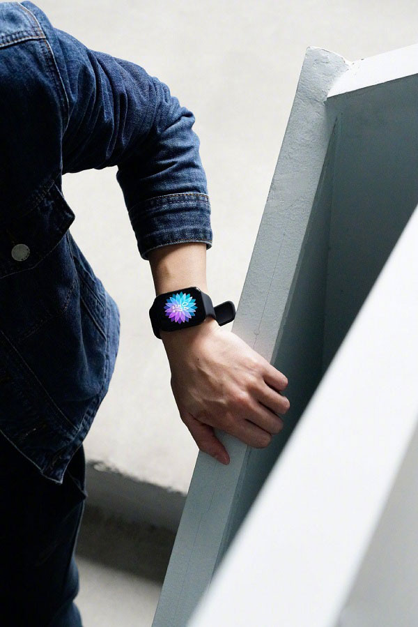 Về mặt công nghệ, Oppo Watch trang bị màn hình OLED mật độ điểm ảnh 326ppi, dải màu rộng DCI-P3. Màn hình này được làm cong tràn viền sang hai cạnh bên trên phiên bản 46mm, cho hiệu ứng hiển thị thác đổ vô cùng ấn tượng mà không phải chiếc smartwatch nào cũng làm được.