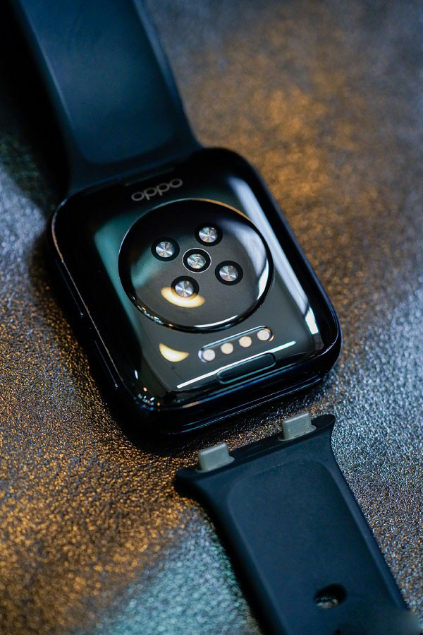 Sản phẩm này hiện tại mới chỉ được bán tại Trung Quốc với mức giá vào khoảng 215 USD (5 triệu đồng) cho bản kích thước 41mm và 288 USD (6,6 triệu đồng) cho bản 46mm.