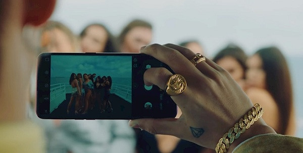 Đây không phải lần đầu các sản phẩm của Oppo xuất hiện trong những MV đình đám của Sơn Tùng M-TP.