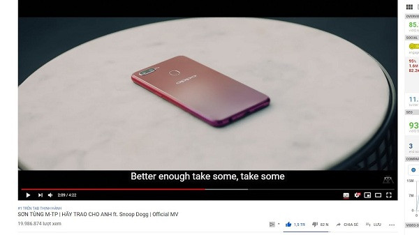 Trước đó, trong nhiều phân đoạn của MV "Hãy trao cho anh", nam ca sĩ quê Thái Bình đã từng cầm trên tay chiếc điện thoại Oppo F9.