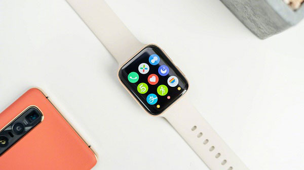 Oppo Watch có phong cách thiết kế vuông vức, cùng khung viền nhôm màu vàng pha hồng tươi tắn. Kết hợp với dây đeo cao su có cùng tông màu khá cân đối với màn hình.