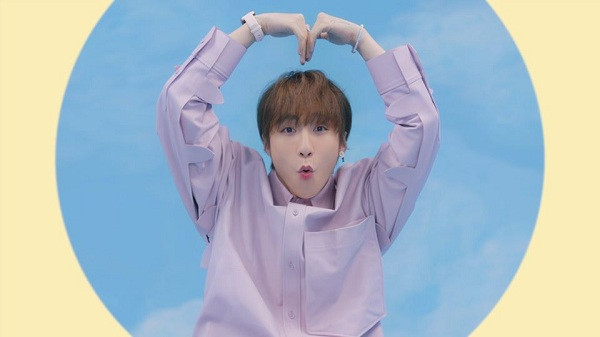 Là ca sĩ nổi tiếng thuộc hàng top tại Việt Nam bởi vậy từng chi tiết trong MV mới của Sơn Tùng đều được fan "soi" cực kỹ. Bên cạnh tạo hình khác biệt "quay về tuổi 18", chất lượng âm nhạc, thì chiếc smartwatch mà Sơn Tùng đeo trên tay cũng là một trong những điều đang gây tranh cãi nhất trên mạng xã hội.