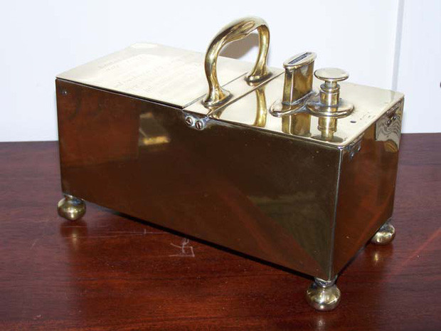 Ý tưởng này là tiền đề cho việc ứng dụng của "hộp danh dự" (Honour box) bán thuốc bột và thuốc lá vào thế kỷ 17 ở Anh. Chiếc hộp được mở bằng cách bỏ một xu vào rãnh phía trên nắp hộp.