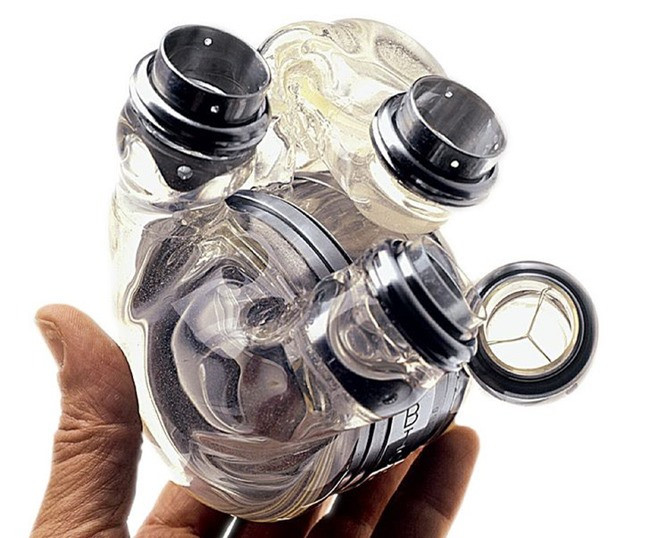 Công ty AbioCor đã tạo ra trái tim nhân tạo hoàn toàn đầu tiên trên thế giới năm 2015, thay đổi cuộc sống của những người mắc bệnh tim.