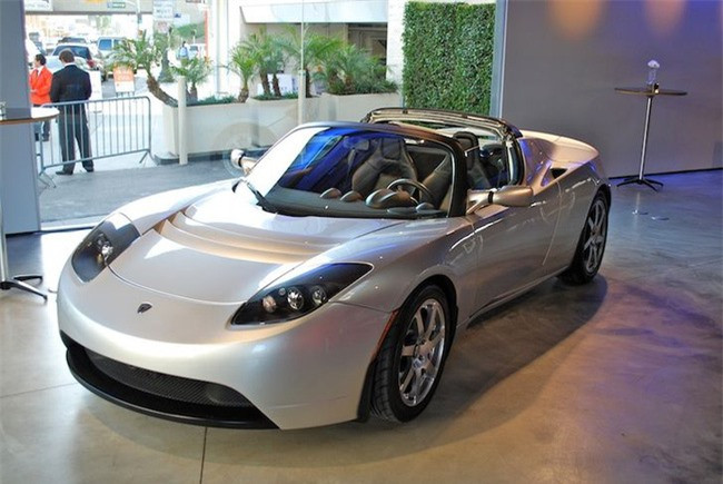 Tesla Roadster, hay còn được gọi với cái tên Ngôi sao bóng tối, là chiếc xe thể thao đầu tiên chạy hoàn toàn bằng điện do Tesla Motors sản xuất. Tuy đã bị ''khai tử'' vào năm 2012, Telsa mới đây tuyên bố mẫu xe này có thể được đưa trở lại trong năm nay.