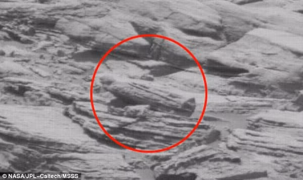 Ông cho biết: "Nếu chúng ta phóng to bức ảnh của NASA được chụp bởi xe khám phá Sao Hỏa Curiosity Rover, chúng ta sẽ thấy ngay một quan tài chứa xác ướp như đang nằm trên mỏm đá, có hình thù không khác gì quan tài đựng xác ướp của người Ai Cập cổ xưa".