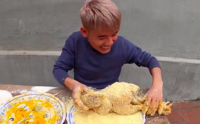 Bên cạnh đó, các con của bà Tân cũng từng bị ''ném đá'' khi cạn ý tưởng, lôi cả tính mạng hay vấn đề nhạy cảm để đùa cợt ngay trong các video đăng tải trên Youtube.