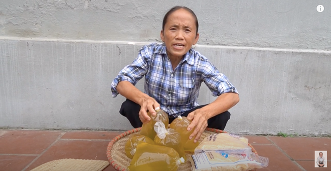 Nhắc đến những Youtuber nhiều tai tiếng nhất Việt Nam không thể bỏ qua Bà Tân Vlog. Nổi tiếng với những video nấu các món ăn "siêu to khổng lồ" cùng lối nói chuyện giản dị, Bà Tân Vlog từng là hiện tượng mạng được nhiều người tìm kiếm nhất khi đạt một triệu sub chỉ trong thời gian ngắn.