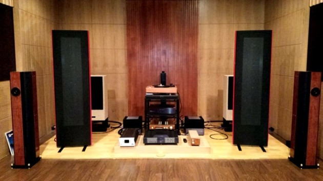 Loa này có ưu thế về âm thanh chân thực, song cũng tồn tại không ít điểm yếu, mà điển hình là cần ampli phù hợp về công suất và phòng nghe cũng phải đạt đủ yêu cầu cần thiết để hạn chế vang phản xạ. Thưởng thức âm thanh 360 từ loa đa hướng | VTC