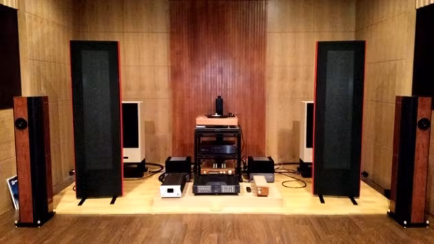 Loa này có ưu thế về âm thanh chân thực, song cũng tồn tại không ít điểm yếu, mà điển hình là cần ampli phù hợp về công suất và phòng nghe cũng phải đạt đủ yêu cầu cần thiết để hạn chế vang phản xạ. Thưởng thức âm thanh 360 từ loa đa hướng | VTC