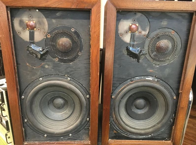 Cặp loa Acoustic Research Original AR được người tiêu dùng đón nhận vô cùng tích cực kể từ khi ra mắt. Cho đến nay, cặp loa huyền thoại này vẫn được nhiều người mê sưu tầm đồ cổ săn lùng.