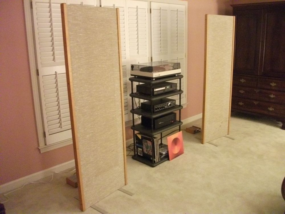 Độc đáo và được yêu thích nhất trong top những cặp loa huyền thoại đi vào lịch sử có lẽ là đại diện của thế hệ loa tĩnh điện Mangnepan Magneplanar. Từ những năm 1970, đã có rất nhiều thế hệ loa Magneplanar ra đời nhưng đều mang chung đặc điểm ngoại hình là cao tới hơn 1,8 mét và rộng 60cm, và thân loa dạng tấm phẳng