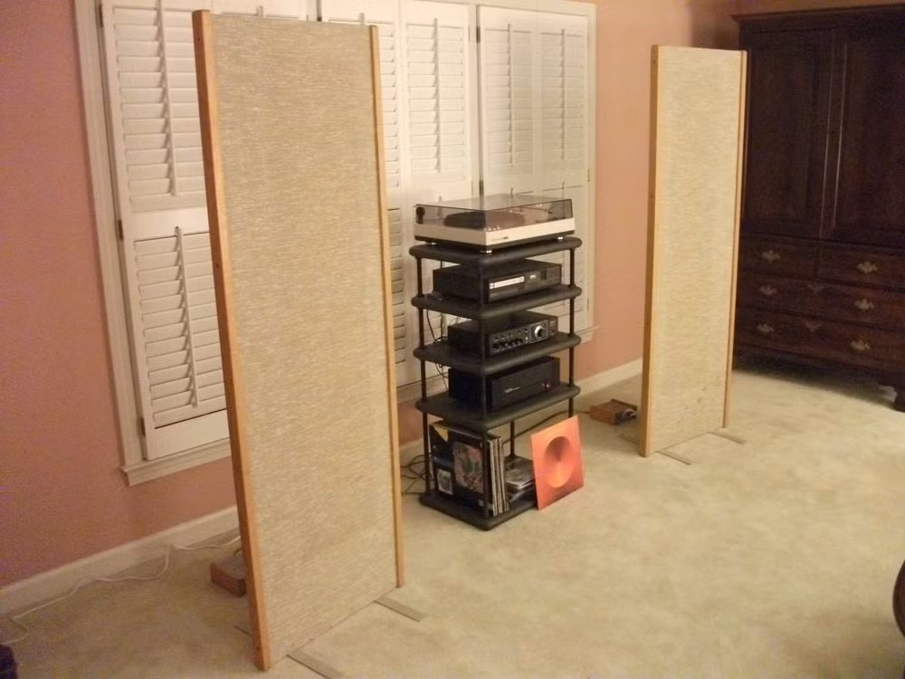 Độc đáo và được yêu thích nhất trong top những cặp loa huyền thoại đi vào lịch sử có lẽ là đại diện của thế hệ loa tĩnh điện Mangnepan Magneplanar. Từ những năm 1970, đã có rất nhiều thế hệ loa Magneplanar ra đời nhưng đều mang chung đặc điểm ngoại hình là cao tới hơn 1,8 mét và rộng 60cm, và thân loa dạng tấm phẳng