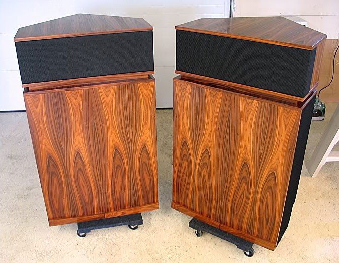 Klipschorn nổi bật nhờ các dải âm trầm và cao đều được hỗ trợ bởi hệ thống kèn giúp khuếch đại chất lượng âm thanh và độ chi tiết mà driver không phải hoạt động quá công suất. Thùng loa của Klipschorn cũng lớn hơn rất nhiều so với tiêu chuẩn lúc đó, nhưng đây là một trong những nguyên nhân giúp hiệu suất cao hơn.