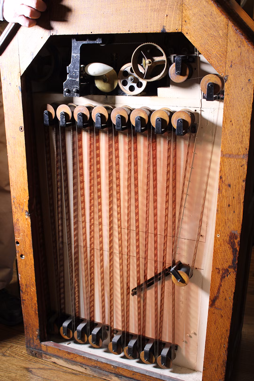 Tuy nhiên, có lẽ Edison chỉ coi sáng tạo đột phá này giống như một thiết bị giải trí đơn thuần, cho nên đã không tiếp tục theo đuổi các cải tiến và bỏ lỡ cơ hội trở thành cha đẻ của ngành công nghiệp điện ảnh.