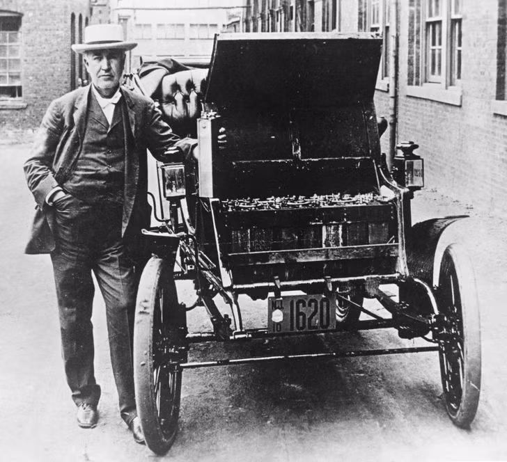 Một trong những phát minh tuyệt vời của Edison được con người ứng dụng tới ngày nay là pin sạc trong ô tô điện, hay ắc quy kiềm. Những chiếc xe điện đời đầu có nhược điểm lớn là pin rất nặng và có xu hướng rò rỉ axit, làm ăn mòn nội thất của xe, khiến Edison quyết định thực hiện phát minh ra một loại pin nhẹ hơn và mạnh hơn.