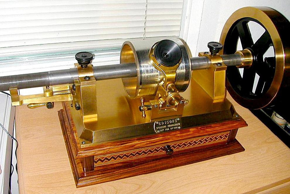 Mặc dù chất lượng âm thanh được ghi lại bằng máy quay đĩa không được tốt và chỉ có thể nghe lại bản ghi âm một vài lần, thiết bị này vẫn được coi là một phát minh có đóng góp lớn cho cuộc sống con người.