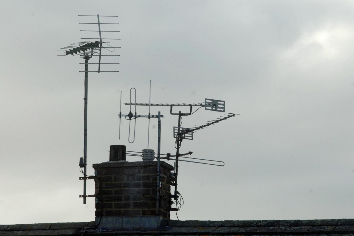 SHINE (Single Isolated Impulse Noise) là hiện tượng một thiết bị phát ra tín hiệu làm ảnh hưởng đến kết nối đường truyền mạng trong khu vực. Trong khi Internet của ngôi làng thuộc loại cáp mạng ADSL khá cũ.