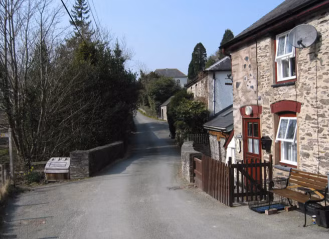 Điều kỳ lạ hơn là, ngôi làng lúc nào cũng bị "sập mạng" vào lúc 7h sáng. Theo mô tả của người dân, chỉ thiếu việc sống trong hang và đi săn thú nữa là cả làng chính thức đặt chân về thế giới tiền sử