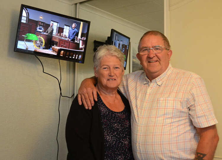 ''Vào lúc 7 giờ sáng mỗi ngày nhà kia sẽ bật chiếc TV cũ của họ, nó sẽ lần lượt làm nhiễu băng thông của toàn bộ ngôi làng" - đội ngũ kĩ sư cho hay.