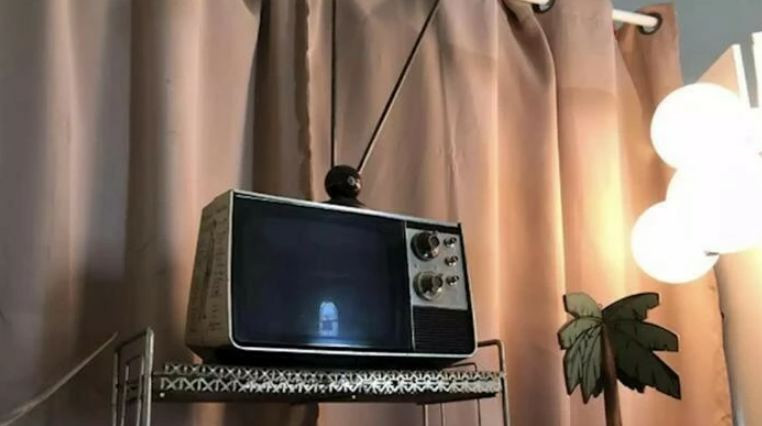 Theo đó, vạn sự rắc rối đều chính do ''thủ phạm'' là một chiếc TV cũ gây ra. Thiết bị này thuộc sở hữu của ông bà Alun và Elaine Rees, được chủ nhân bật vào mỗi 7h sáng để xem chương trình “Chào buổi sáng''.