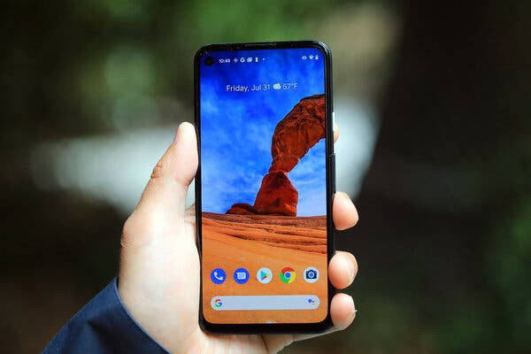 Chiếc điện thoại giá rẻ Google Pixel 4a bất ngờ lọt top smartphone tốt nhất thế giới của PhoneArena. Tuy được tung ra một cách âm thầm, Google Pixel 4a vẫn được xem là của đối thủ nặng kí với iPhone SE 2020.