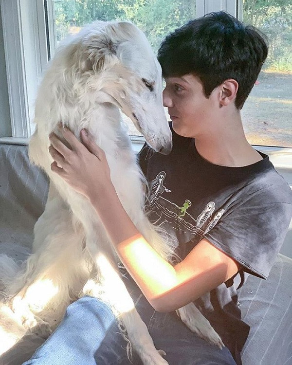 Lily Kambourian chia sẻ: "Sở dĩ Eris có chiếc mũi dài vì một khiếm khuyết di truyền, tuy nhiên điều đó không làm phiền chúng tôi. Ngay từ khi mới gặp nó đã thân thiện đến ngay chỗ chúng tôi và ngồi lên đùi chồng tôi".