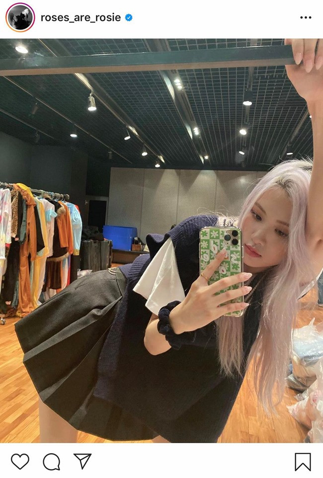 Trước đó không lâu, mỹ nhân BlackPink cũng xuất hiện bên chiếc iPhone 11 Pro Max của nhà Táo và bức ảnh vẫn tồn tại trên trang cá nhân của Rose đến hiện tại. Hành động này của Rose như một minh chứng cho thấy có vẻ BlackPink và Samsung đã ''đừng ai nấy đi'' sau thời gian quảng bá thương hiệu sản phẩm.