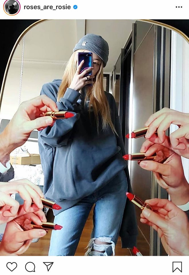 Lần hiếm hoi mỹ nhân nhà YG xuất hiện cùng một sản phẩm của Samsung - chiếc smartphone màn hình gập Z Flip từng ''làm mưa làm gió'' hội mê công nghệ khắp thế giới.