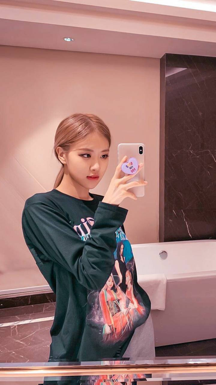 Một lần khác Rose selfie bên chiếc iPhone XS Max.