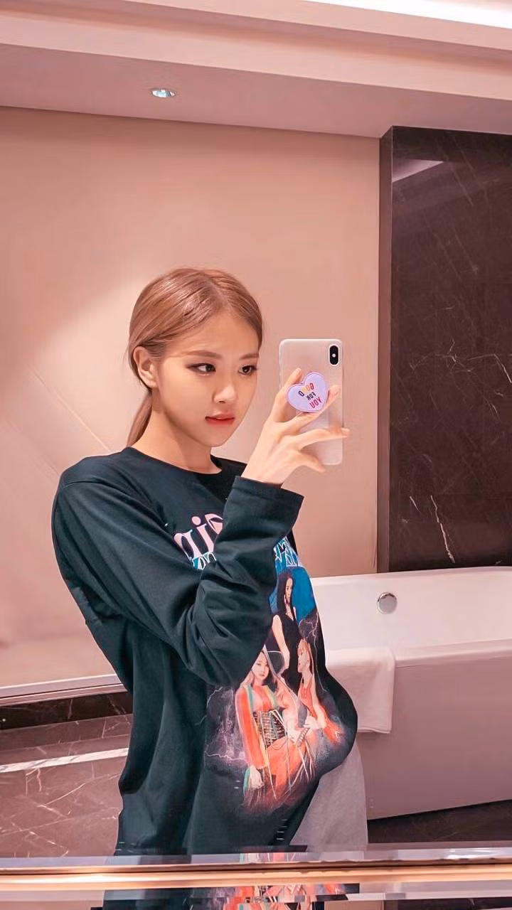 Một lần khác Rose selfie bên chiếc iPhone XS Max.