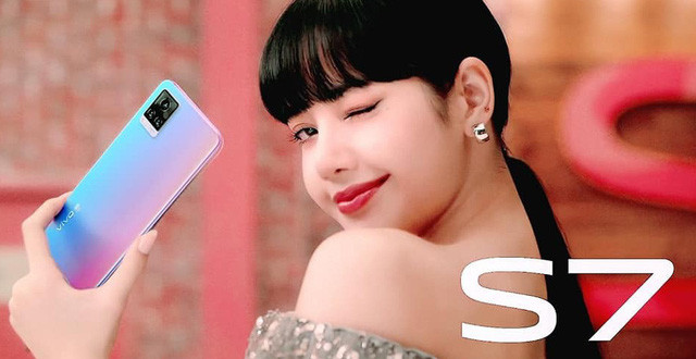 Lisa trên tay chiếc Vivo S7 mặt lưng ấn tượng.