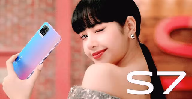 Lisa trên tay chiếc Vivo S7 mặt lưng ấn tượng.