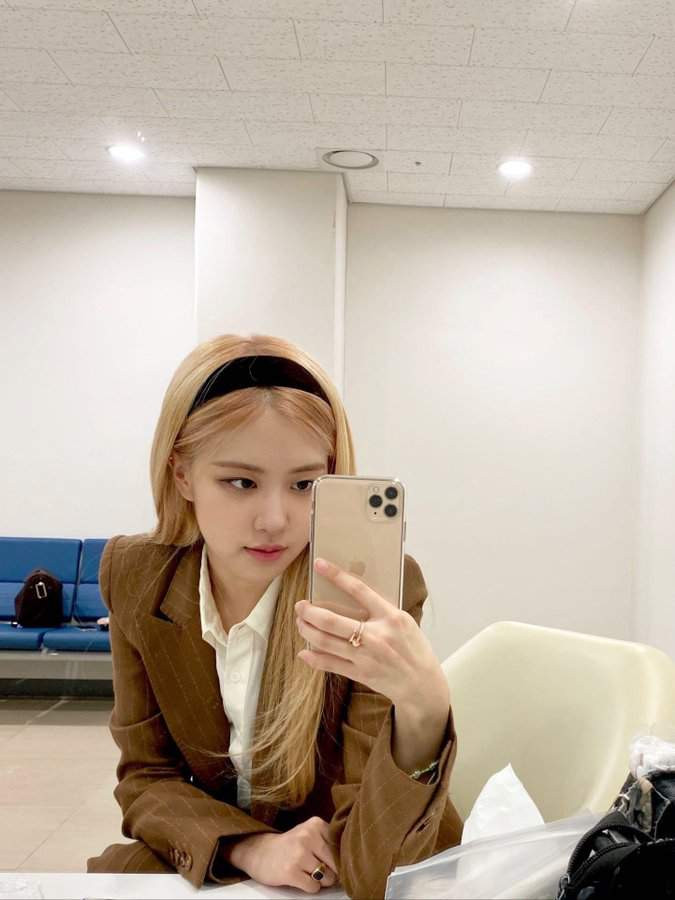 Trước đó, Rose nhiều lần xuất hiện bên chiếc iPhone 11 Pro Max màu vàng Gold cùng cụm 3 camera đặc trưng ''khó lẫn''.