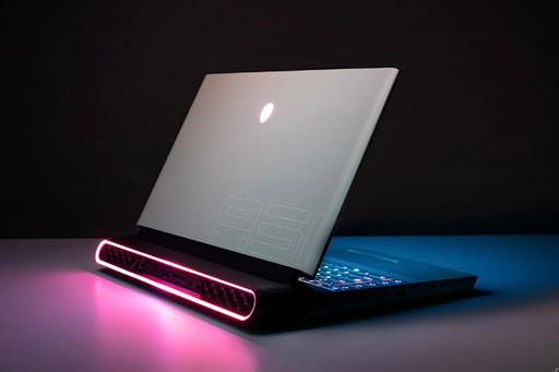 Alienware đang trong giai đoạn chuyển đổi, nói lời tạm biệt với thiết kế Epic để chuyển sang thiết kế Legend mới. Giới công nghệ đang mong đợi những điều tuyệt vời từ Alienware sẽ diễn ra vào năm 2021.