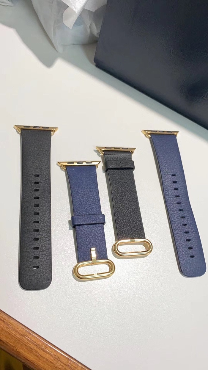 Kèm theo tiết lộ của @L0vetodream là một loạt bức ảnh về chiếc Apple Watch bằng vàng, dây đeo có dáng dấp cổ điển, có hộp đựng và cổng sạc đi kèm.