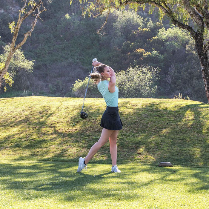 Nữ golfer xinh đẹp có sở thích diện đồ bó sát trên sân cỏ. Cô nàng thường xuyên diện trang phục cổ áo xẻ sâu, váy ngắn hay quần bó khoe đường cong quyến rũ.