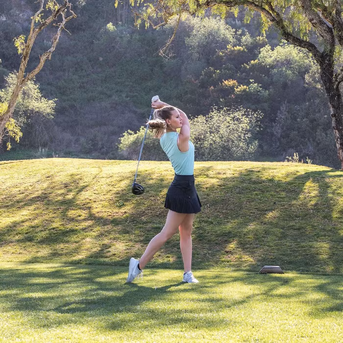 Nữ golfer xinh đẹp có sở thích diện đồ bó sát trên sân cỏ. Cô nàng thường xuyên diện trang phục cổ áo xẻ sâu, váy ngắn hay quần bó khoe đường cong quyến rũ.