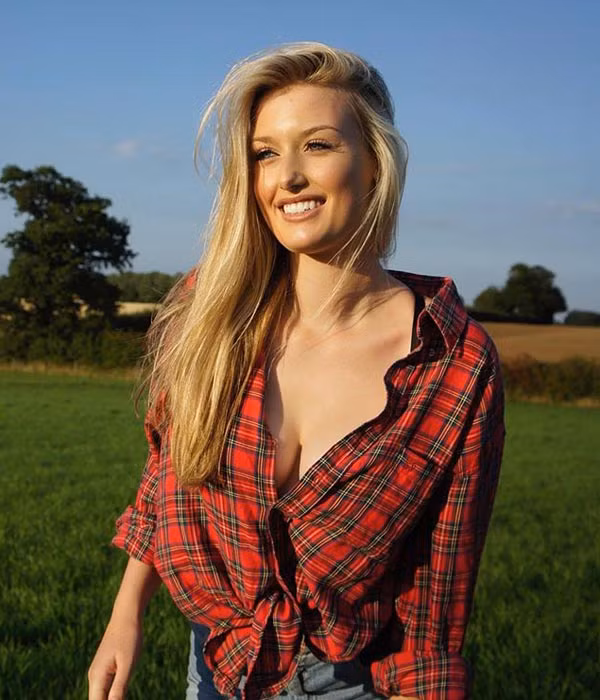 Bella Angel tốt nghiệp Đại học Loughborough, nơi cô từng là một trong những gương mặt tích cực nhất trong các hoạt động văn hóa, nghệ thuật của trường.