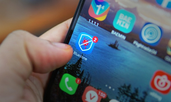 Tại Việt Nam, ứng dụng Bluezone truy vết COVID-19 cũng tương tự công nghệ của Apple và Google khi sử dụng định vị Bluetooth năng lượng thấp. Smartphone cài ứng dụng sẽ trao đổi tín hiệu với nhau trong khoảng cách hai mét và lưu lại nhật ký, lịch sử tiếp xúc,...và gửi cho người dùng để cảnh báo nguy cơ lây nhiễm. Bluezone: Ứng dụng truy dấu Covid-19 đạt 2 triệu lượt tải | VTC1