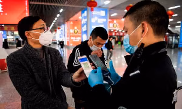 Mã QR với các màu sắc khác nhau thể hiện mức độ nguy hiểm sức khỏe sẽ liên tục thay đổi dựa trên các báo cáo về hành trình đi lại, lịch sử giao tiếp của người dùng. Hệ thống trên hiện đang được sử dụng tại hơn 200 thành phố và đang tiếp tục được nhân rộng tại Trung Quốc, bước đầu đem lại hiệu quả kiểm soát dịch rất tốt ở quốc gia này.