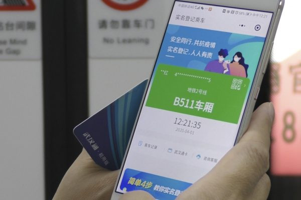 Điểm đặc biệt của app này là liên kết với Alipay hay WeChat, tận dụng kho dữ liệu người dùng khổng lồ để truy vết thông qua các câu hỏi về tình trạng sức khỏe, lịch sự đi lại và nguy cơ tiếp xúc với người nghi nhiễm bệnh.
