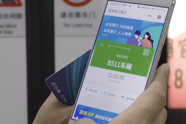 Điểm đặc biệt của app này là liên kết với Alipay hay WeChat, tận dụng kho dữ liệu người dùng khổng lồ để truy vết thông qua các câu hỏi về tình trạng sức khỏe, lịch sự đi lại và nguy cơ tiếp xúc với người nghi nhiễm bệnh.