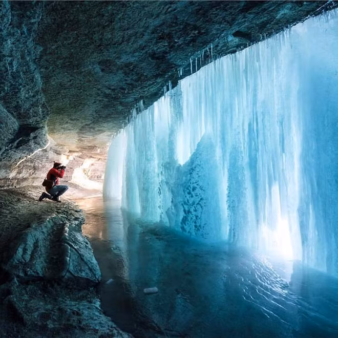 Cảnh thác nước đóng băng ngoạn mục không tưởng.