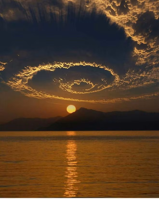 Đám mây hình xoắn ốc cực hiếm - hiện tượng bí ẩn trên Trái Đất thách thức khoa học lý giải.