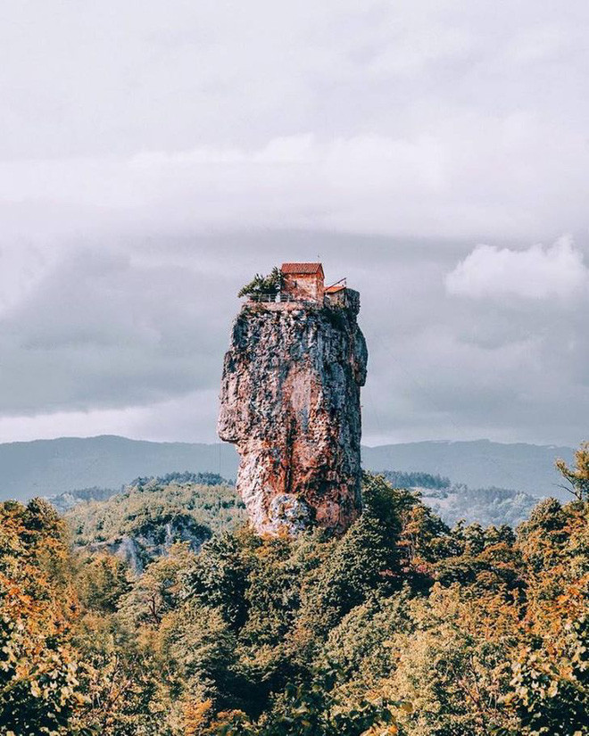 Ngôi nhà độc nhất thế giới nằm trên đỉnh núi ở Georgia. Hằn là con người phải mất rất nhiều công sức mới có thể hoàn thiện ngôi nhà này.