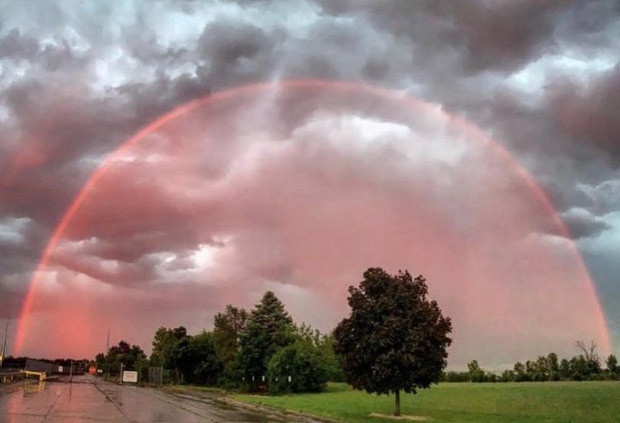Bạn đã bao giờ thấy cầu vồng đỏ?