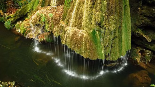 Thác nước phát sáng lung linh ở Bigar, Romania.