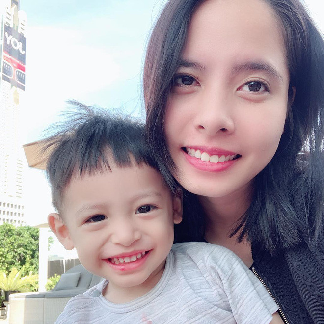  Người vợ ''quyền lực'' của Độ Mixi cũng khiến dân tình thích thú mỗi lần xuất hiện trên sóng livestream của chồng. Chẳng thế mà fan vẫn thường mệnh danh cô mới là ''bà chủ kênh Mixi'' chứ không phải Tộc trưởng Độ.