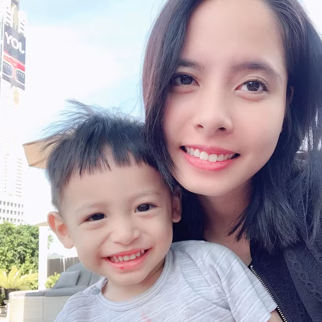  Người vợ ''quyền lực'' của Độ Mixi cũng khiến dân tình thích thú mỗi lần xuất hiện trên sóng livestream của chồng. Chẳng thế mà fan vẫn thường mệnh danh cô mới là ''bà chủ kênh Mixi'' chứ không phải Tộc trưởng Độ.